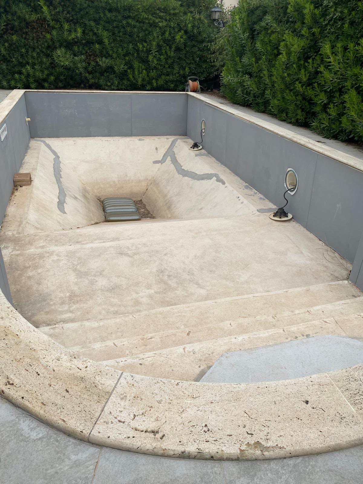 Cantiere CTC — Piscina a sfioro rettangolare — prima