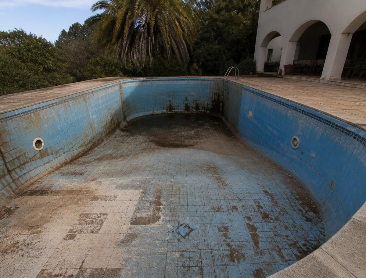 Sostituzione liner piscina — vasca prima e dopo il nuovo rivestimento — prima