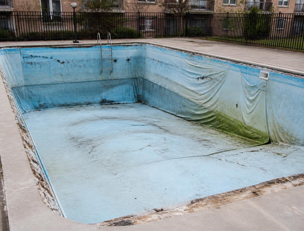 Rinnovo rivestimento piscina — confronto prima e dopo — prima